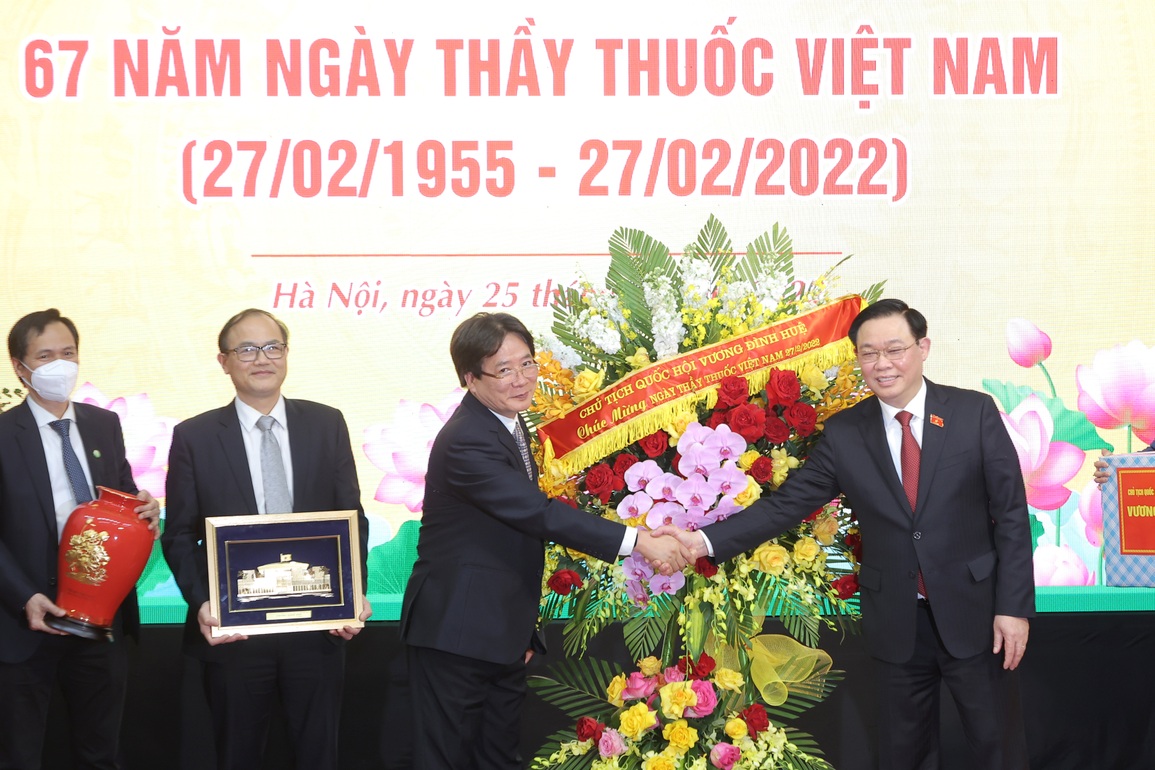 Dấn thân chống dịch, hơn 3.000 chiến sĩ áo trắng mắc Covid-19 - 2 Dấn thân chống dịch, hơn 3.000 chiến sĩ áo trắng mắc Covid-19 - 2