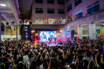 Chi tiền tỷ mời ca sĩ hát khai giảng: Vì sao tốn kém nhưng trường vẫn làm?