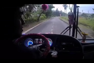 Hai cô gái thản nhiên nắm tay nhau đi giữa đường như chỗ không người