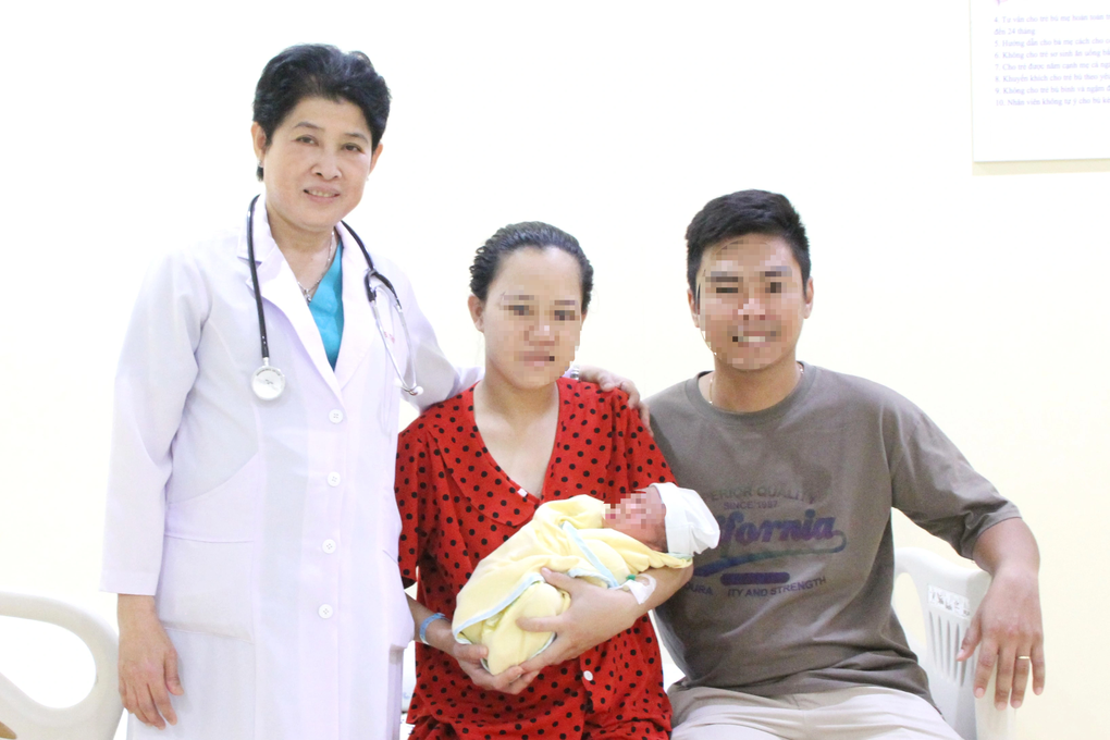 Cha và con ra đời cách nhau 29 năm cùng một bác sĩ đỡ đẻ - 1 Cha và con ra đời cách nhau 29 năm cùng một bác sĩ đỡ đẻ - 1