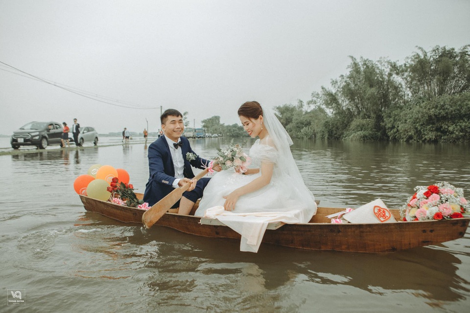Thích thú ảnh cưới vượt lũ nhưng... vẫn vui của cặp đôi ở Hà Tĩnh - 3 Thích thú ảnh cưới vượt lũ nhưng... vẫn vui của cặp đôi ở Hà Tĩnh - 3