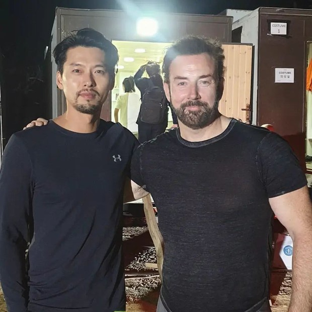 Hình ảnh mới siêu ngầu của ông bố bỉm sữa hot nhất Hàn Quốc Hyun Bin - 3 Hình ảnh mới siêu ngầu của ông bố bỉm sữa hot nhất Hàn Quốc Hyun Bin - 3