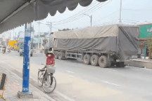 Xác minh xe đầu kéo chạy ngược chiều trên đường ở TPHCM
