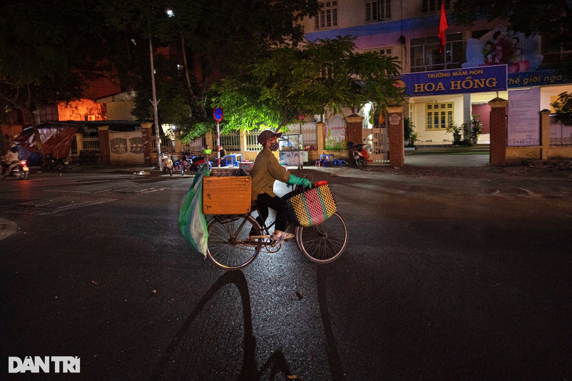 Con phố trung tâm Hà Nội gần 10 năm không có đèn đường - 12 Con phố trung tâm Hà Nội gần 10 năm không có đèn đường - 12