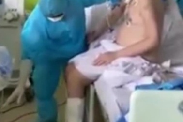 Bệnh nhân Covid-19 nặng nhất nước đã có thể ngồi dậy, đung đưa cả 2 chân