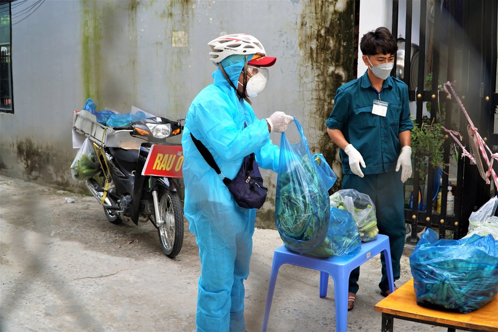 Anh thợ hàn đi mua rau rồi phát miễn phí tới dân ở khu cách ly - 2 Anh thợ hàn đi mua rau rồi phát miễn phí tới dân ở khu cách ly - 2