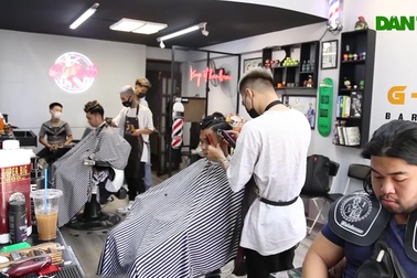 Thợ cắt tóc "bỏ túi" 3 triệu đồng mỗi ngày cuối năm