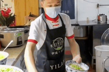 Đầu bếp hất mạnh nước dùng lên trần nhà rồi hứng bằng bát để làm món mì bò