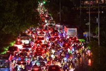 Hà Nội giảm mưa nhưng mọi tuyến đường vẫn "tắc không lối thoát"