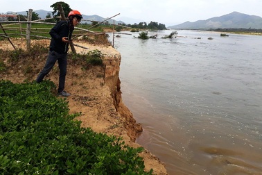 Hai bờ “lở loét”, sông Kôn nổi giận, người dân kinh hãi: Chưa được cấp phép khai thác?