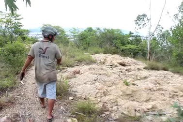 Dân giận dữ tố doanh nghiệp tự ý đào hơn 100 ngôi mộ