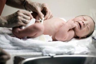 Bị cắt rốn bằng kéo sinh hoạt, cháu bé nguy kịch