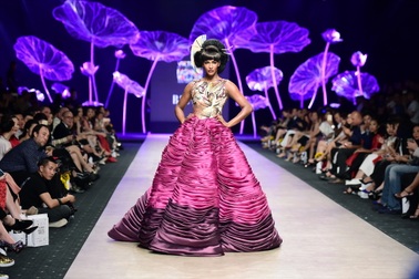 Người mẫu Victoria’s Secret đọ dáng với chân dài Việt