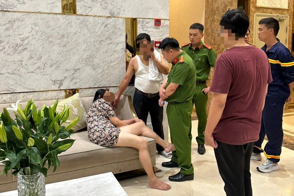 Giải cứu người phụ nữ lơ lửng tại tầng 11 chung cư ở Hà Nội - 2 Giải cứu người phụ nữ lơ lửng tại tầng 11 chung cư ở Hà Nội - 2