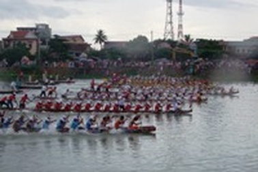 Quảng Bình: "Nóng" trên sông Kiến Giang        