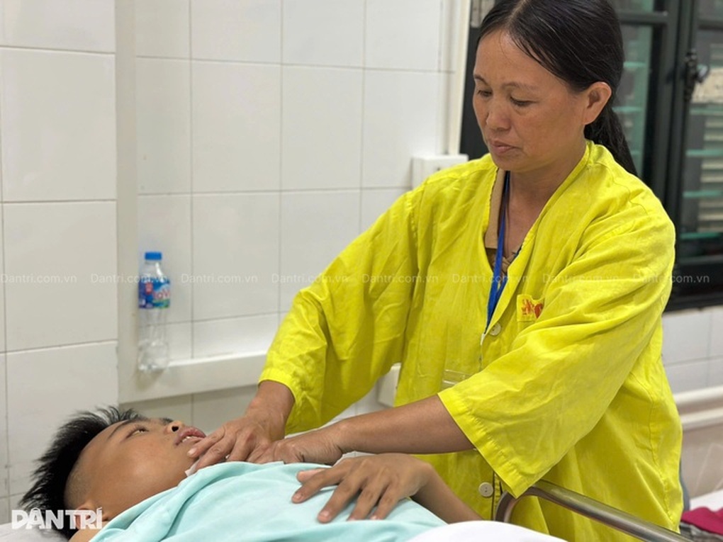 Mẹ nghèo khẩn cầu cứu con trai mắc tan máu bẩm sinh gặp nạn nguy kịch - 4 Mẹ nghèo khẩn cầu cứu con trai mắc tan máu bẩm sinh gặp nạn nguy kịch - 4