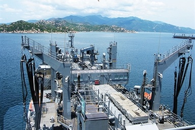 Tàu của hải quân Mỹ đang sửa chữa tại cảng Cam Ranh 