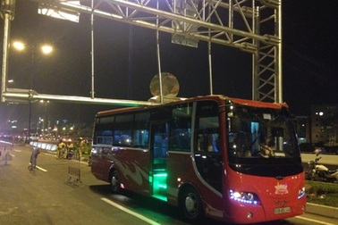 Xe khách mắc kẹt trên cầu Sài Gòn