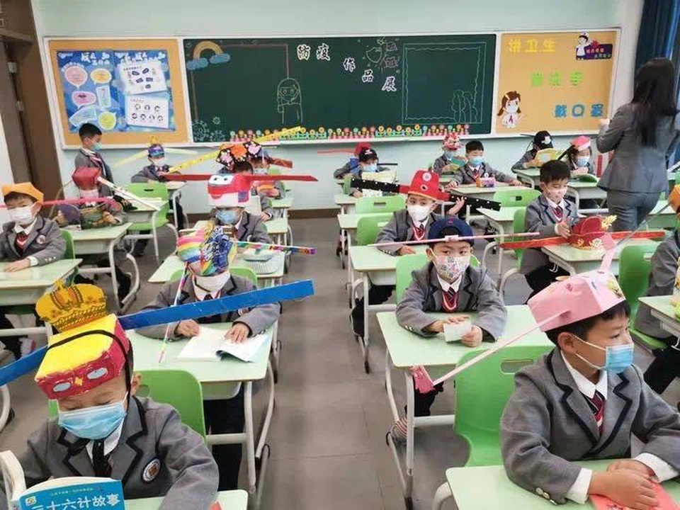 Trung Quốc: Mũ 1 mét giúp học sinh giữ khoảng cách an toàn với bạn - 5 Trung Quốc: Mũ 1 mét giúp học sinh giữ khoảng cách an toàn với bạn - 5
