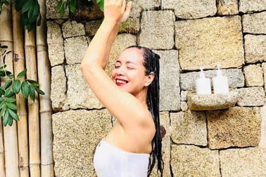 Nghệ sĩ Chiều Xuân diện áo tắm khoe thân hình thon gọn ở tuổi 52