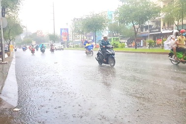 Cơn mưa bất chợt giải nhiệt Sài Gòn đang nắng nóng