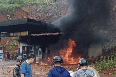Cây xăng bốc cháy rồi phát nổ lớn ở Điện Biên