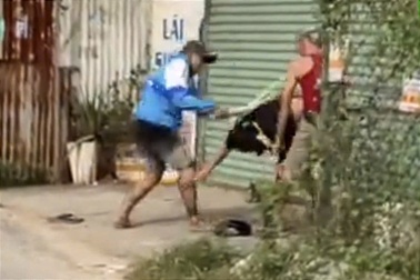 Hai người đàn ông bị hành hung bên đường sau cuộc nhậu ở TPHCM