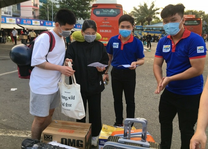 Sinh viên tình nguyện hỗ trợ tân sinh viên tại bến xe Miền Đông, năm 2022. Ảnh: SAC