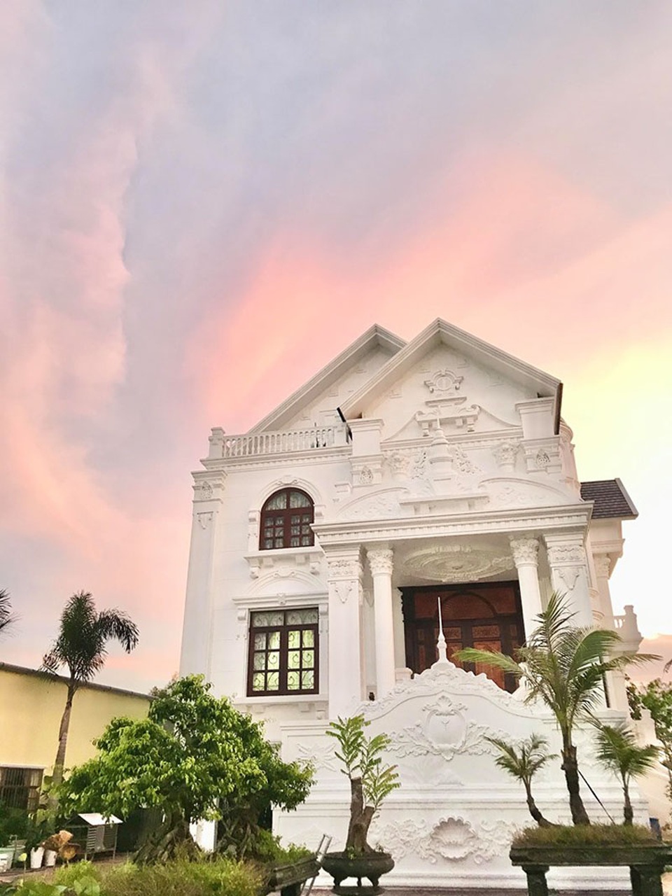 Mê mẩn biệt phủ 2000m2 theo phong cách tân cổ điển ở miền Tây - 2 Mê mẩn biệt phủ 2000m2 theo phong cách tân cổ điển ở miền Tây - 2