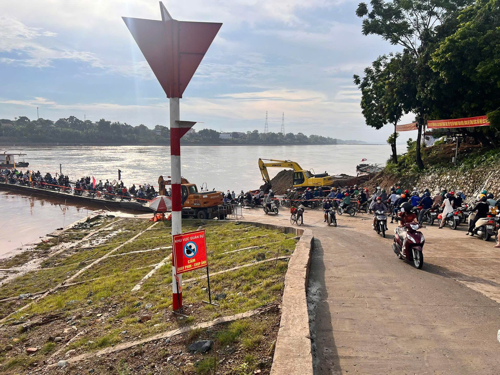Cầu phao Phong Châu được nối lại - 2