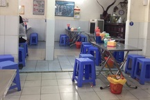 TPHCM: Nhà hàng, quán ăn “cắn răng” giảm công suất, tung chiêu “Take away”