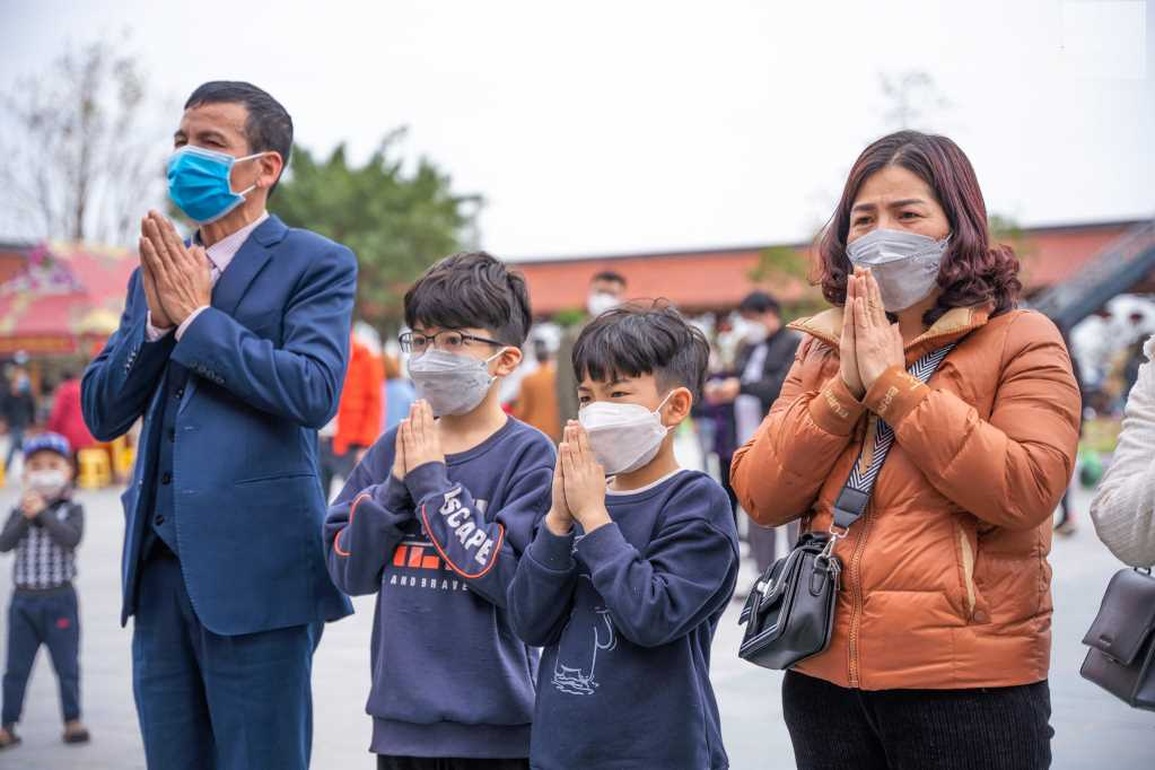 Người dân du xuân tại chùa Ba Vàng (TP Uông Bí) đeo khẩu trang đầy đủ khi chiêm bái..jpg i..jpg