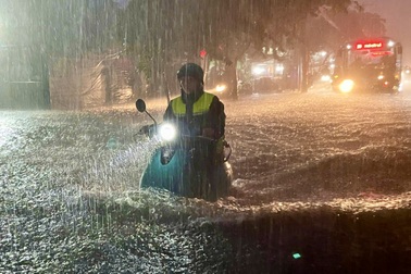 Nhiều tuyến đường ở TPHCM ngập sâu do mưa lớn