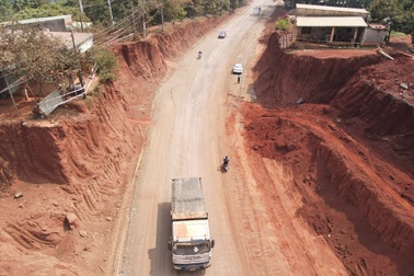 Dự án đường nghìn tỷ "treo" vì hạ cốt nền, 8 hộ dân Đồng  Nai sống cheo leo