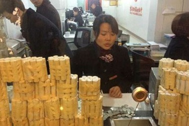 Gửi ngân hàng hơn 300 triệu đồng tiền xu