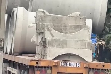 Xe tải chở ống cống bê tông xiêu vẹo trên đường đông hết sức nguy hiểm