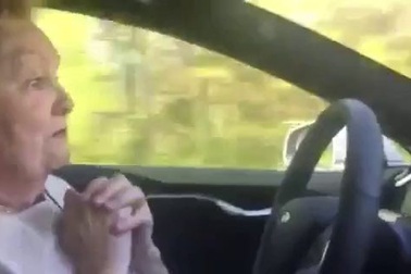 Xem Tesla "dọa dẫm" lái xe bằng khả năng tự lái