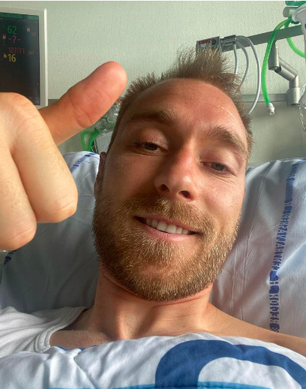 Eriksen lần đầu xuất hiện trước công chúng sau khi xuất viện - 2 Eriksen lần đầu xuất hiện trước công chúng sau khi xuất viện - 2