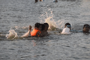 Trời nắng nóng hồ Linh Đàm ở Hà Nội biến thành "bãi biển" tự phát