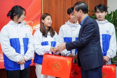 Nữ sinh người Dao đi học logistics với ước mơ đưa nông sản ra khỏi bản làng
