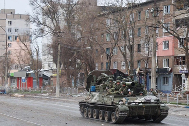 Xe quân sự Nga bất ngờ ồ ạt rời Mariupol