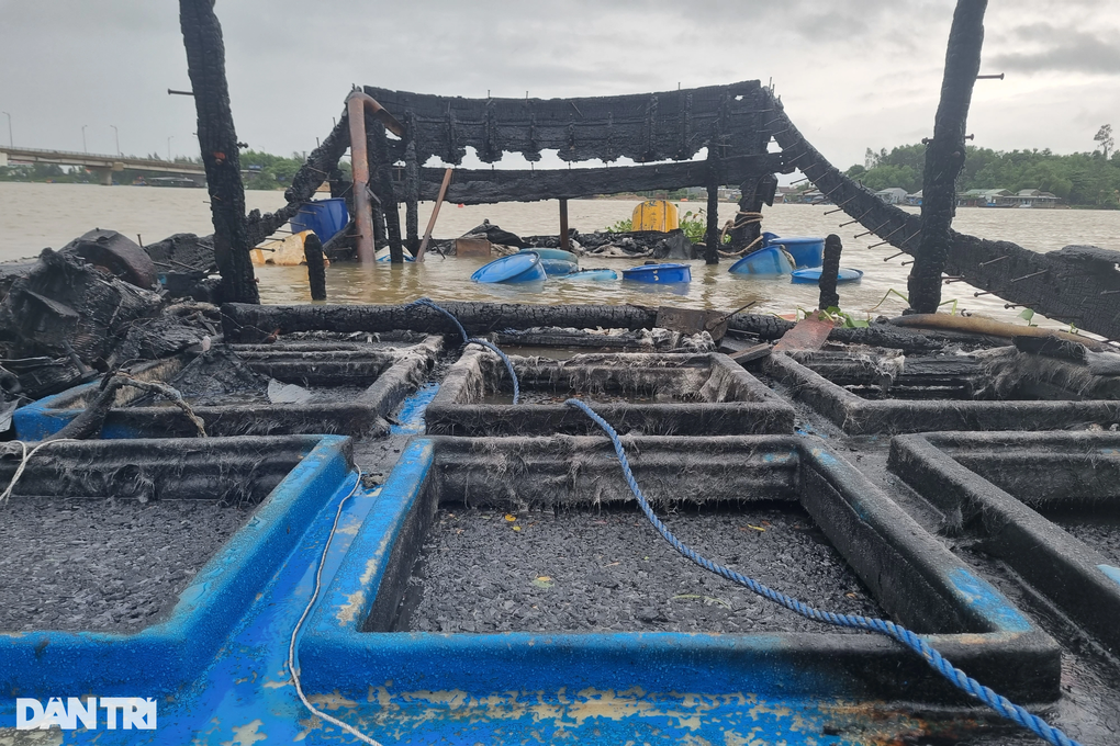 Vợ chồng ngư dân gục ngã bên đôi tàu cháy rụi - 4 Vợ chồng ngư dân gục ngã bên đôi tàu cháy rụi - 4