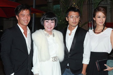 Diện váy trắng, mẹ Tạ Đình Phong trẻ như con gái trong tiệc sinh nhật