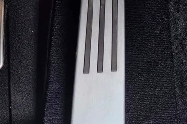 Giải pháp tạm thời để khắc phục lỗi bung miếng ốp chân ga xe Cybertruck