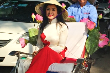 Dàn nghệ sĩ gạo cội diễu hành áo dài trên các tuyến phố Hà Nội