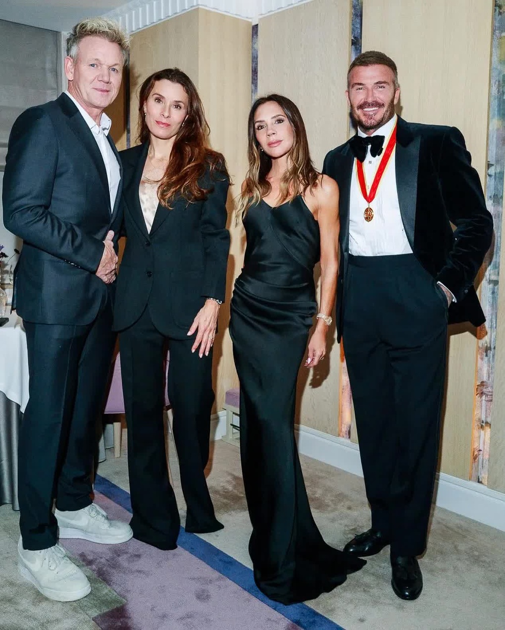 Bạn thân của gia đình Beckham: “Brooklyn đang mù quáng trong tình yêu” - 1