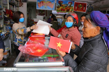 Người dân nhộn nhịp mua cờ tổ quốc về trang trí Tết ở phiên chợ cuối năm