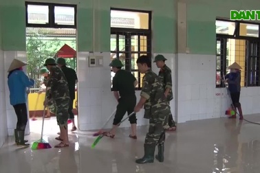 Tập trung lau dọn trường lớp để đón học sinh trở lại lớp.