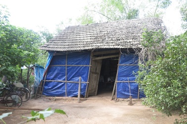 Xót xa cảnh cậu học sinh giỏi trong căn nhà tạm rách nát