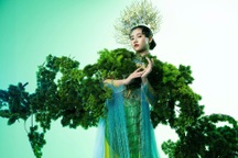 Mẫu nhí Minh Anh chinh phục bộ đồ nặng vài chục kg trên sàn diễn